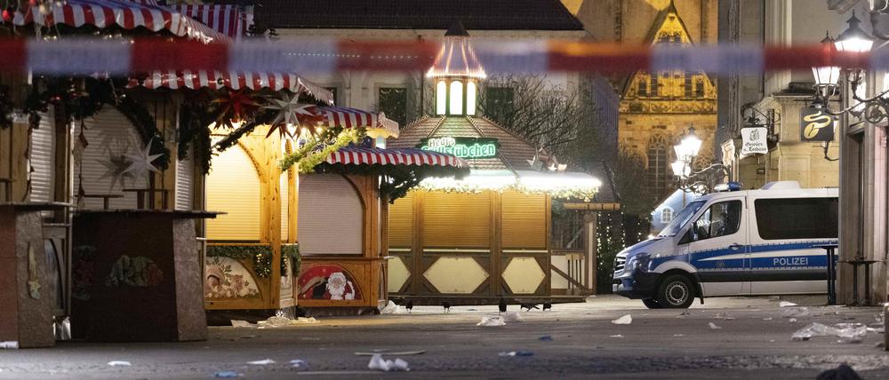 Ein Einsatzfahrzeug der Polizei steht auf dem Weihnachtsmarkt in Magdeburg.