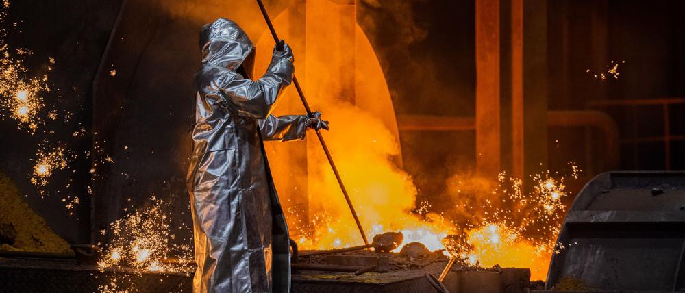 Das Gesamt-Arbeitsvolumen in Deutschland ist im vergangenen Jahr erstmals seit der Corona-Zeit wieder nach unten gegangen.