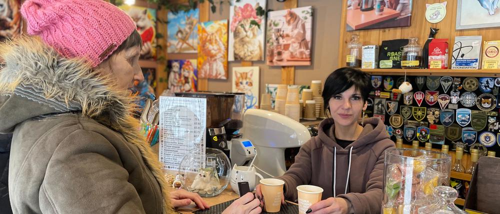 Natalia Myronenko im „Café with Cats“ und eine Kundin
