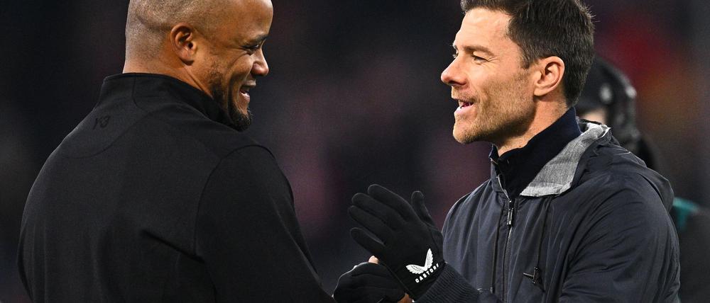 Wer muss wem gratulieren? Bayern-Coach Vincent Kompany (l) und Leverkusens Trainer Xabi Alonso.