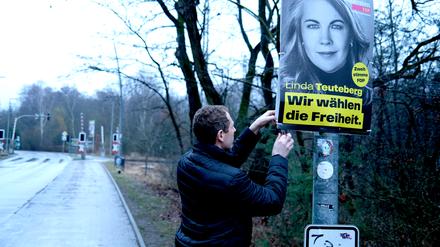 Überbleibsel eines verkorksten Wahlkampfs. FDP-Mann Martin Hoeck hängt in Eberswalde ein Plakat seiner Partei ab.