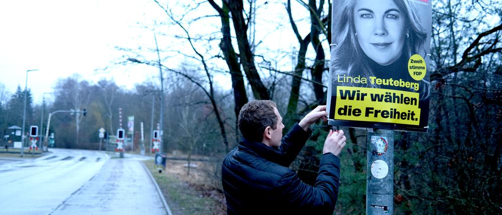 Überbleibsel eines verkorksten Wahlkampfs. FDP-Mann Martin Hoeck hängt in Eberswalde ein Plakat seiner Partei ab.