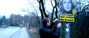 Überbleibsel eines verkorksten Wahlkampfs. FDP-Mann Martin Hoeck hängt in Eberswalde ein Plakat seiner Partei ab.
