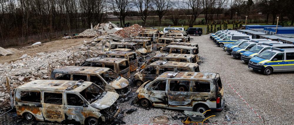 Die Ermittler prüfen auch einen Zusammenhang mit dem Brand von 23 Polizeiautos im Januar. (Archivbild)