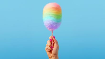 Regenbogenfarbene Zuckerwatte als Symbol für Queerness.