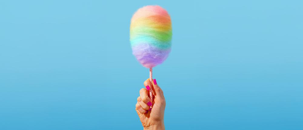 Regenbogenfarbene Zuckerwatte als Symbol für Queerness.