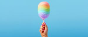 Regenbogenfarbene Zuckerwatte als Symbol für Queerness.