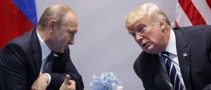 Wladimir Putin und Donald Trump unterhalten sich während des G20-Gipfels in Hamburg.