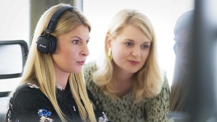 Kornelia Zaleska (links) mit einer Kollegin. Sie arbeiten beide in einem Unternehmen für Cybersicherheit.