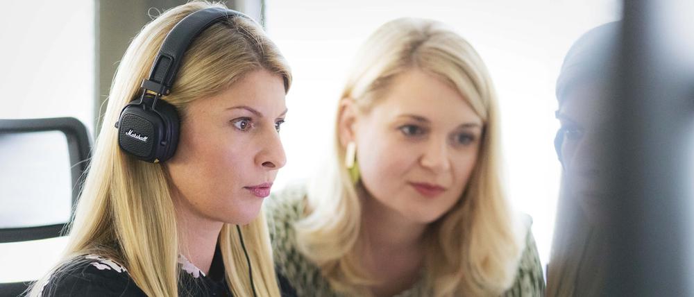 Kornelia Zaleska (links) mit einer Kollegin. Sie arbeiten beide in einem Unternehmen für Cybersicherheit.