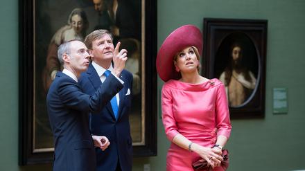 Bernd Ebert (links) führt Königin Maxima und König Willem-Alexander der Niederlande in München in der Alten Pinakothek durch den „Holländer-Saal“ (Archivbild).