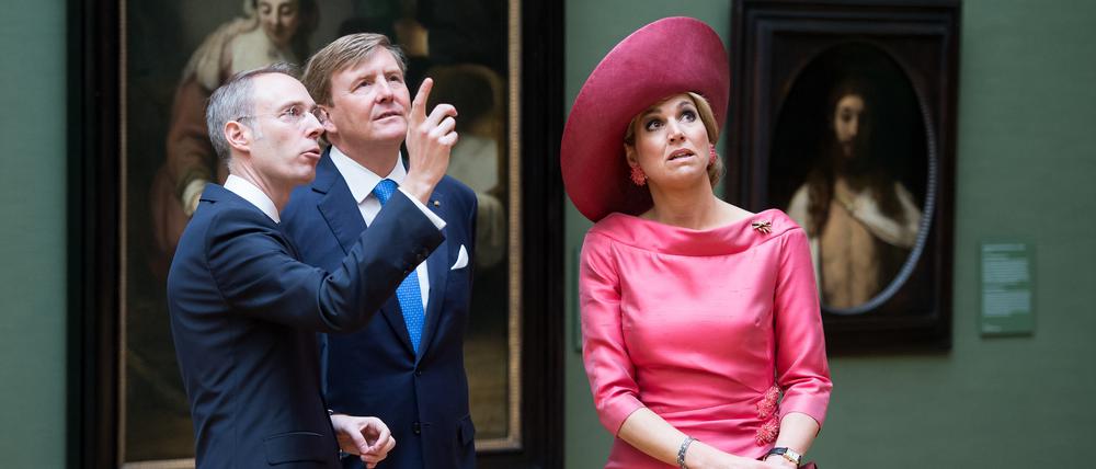 Bernd Ebert (links) führt Königin Maxima und König Willem-Alexander der Niederlande in München in der Alten Pinakothek durch den „Holländer-Saal“ (Archivbild).
