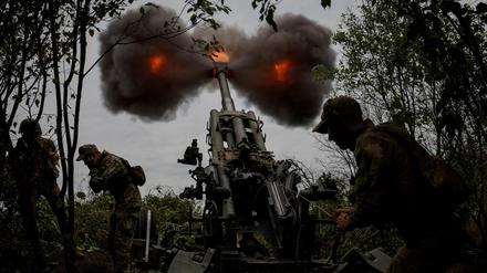 Ukrainische Soldaten im Juli 2022 an der Front in Charkiw. Nach drei Jahren russischer Großinvasion hat US-Präsident Trump die Militärhilfen an das angegriffene Land nun gestoppt.