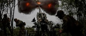 Ukrainische Soldaten im Juli 2022 an der Front in Charkiw. Nach drei Jahren russischer Großinvasion hat US-Präsident Trump die Militärhilfen an das angegriffene Land nun gestoppt.