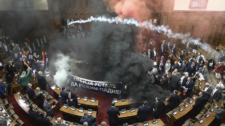 In diesem Standbild aus einem von RTS Serbien zur Verfügung gestellten Video werden Rauchbomben und Leuchtraketen im Parlament gezündet. 