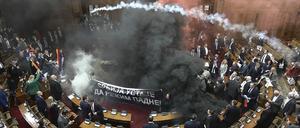 In diesem Standbild aus einem von RTS Serbien zur Verfügung gestellten Video werden Rauchbomben und Leuchtraketen im Parlament gezündet. 