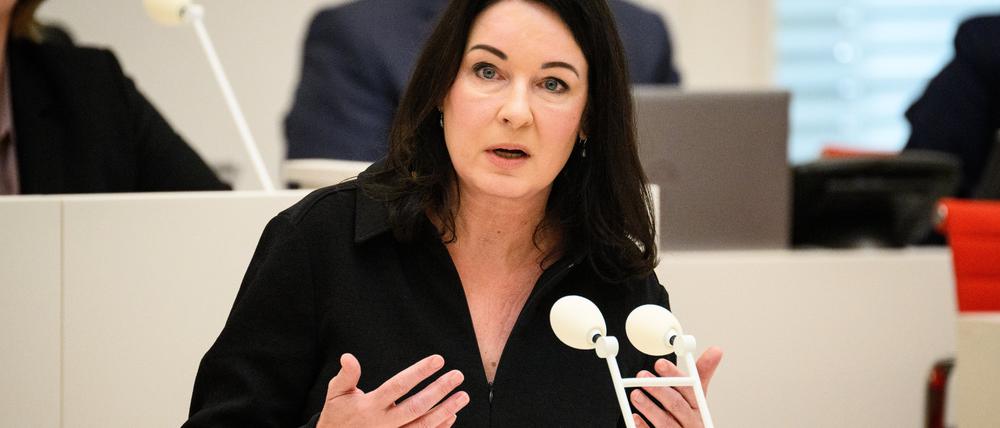 Britta Müller (parteilos), Ministerin für Gesundheit und Soziales des Landes Brandenburg, spricht in der Fragestunde bei der 5. Plenarsitzung der 8. Wahlperiode im Landtag von Brandenburg.