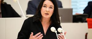 Britta Müller (parteilos), Ministerin für Gesundheit und Soziales des Landes Brandenburg, spricht in der Fragestunde bei der 5. Plenarsitzung der 8. Wahlperiode im Landtag von Brandenburg. 