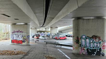 Autos parken unter den Brücken am Berliner Breitenbachplatz.