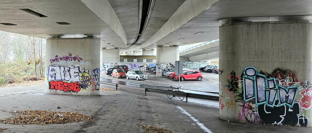 Autos parken unter den Brücken am Berliner Breitenbachplatz.