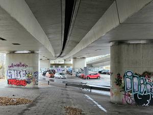 Die Autobahnbrücke am Breitenbachplatz: Der Überbau mit den Fahrbahnen soll abgerissen werden, die Stützen aus Beton bleiben zunächst stehen.