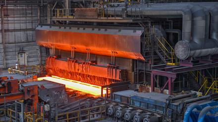 Das Warmwalzwerk der ArcelorMittal in Eisenhüttenstadt. Stahlwerke stecken aktuell in der Krise. (Archivbild) 
