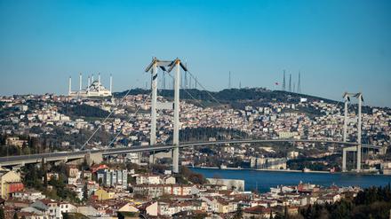 Die Bosporus-Brücke in Istanbul verbindet zwei Kontinente.