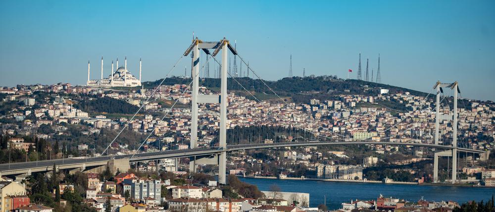 Die Bosporus-Brücke in Istanbul verbindet zwei Kontinente.