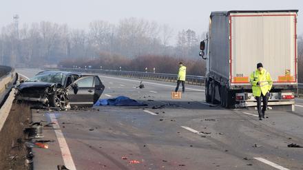 Bei Unfällen auf der A1 nahe Osnabrück sind drei Menschen gestorben. 