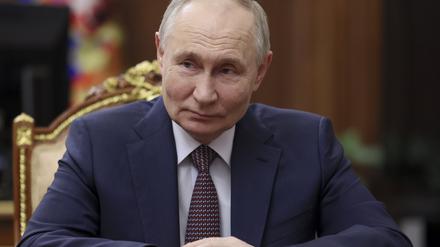 24.02.2025, Russland, Moskau: Die von der staatlichen russischen Nachrichtenagentur Sputnik via PA publizierte Aufnahme zeigt den russischen Präsidenten Wladimir Putin bei einem Treffen im Kreml.