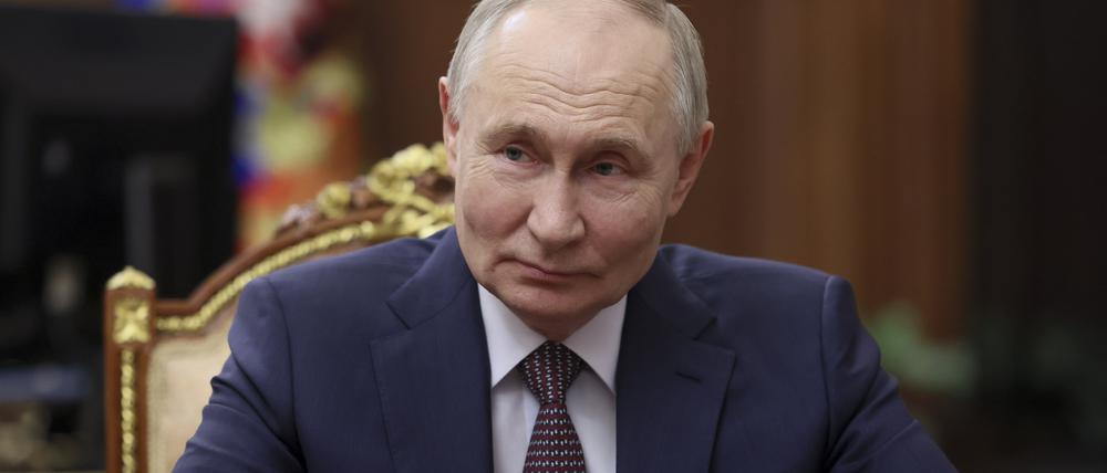 24.02.2025, Russland, Moskau: Die von der staatlichen russischen Nachrichtenagentur Sputnik via PA publizierte Aufnahme zeigt den russischen Präsidenten Wladimir Putin bei einem Treffen im Kreml.