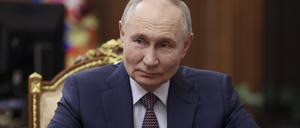24.02.2025, Russland, Moskau: Die von der staatlichen russischen Nachrichtenagentur Sputnik via PA publizierte Aufnahme zeigt den russischen Präsidenten Wladimir Putin bei einem Treffen im Kreml.