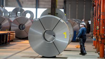 Verzinkte und aufgewickelte Metallbänder, sogenannte Coils, werden beim Stahlkonzern ArcelorMittal in Eisenhüttenstadt transportiert und gelagert.