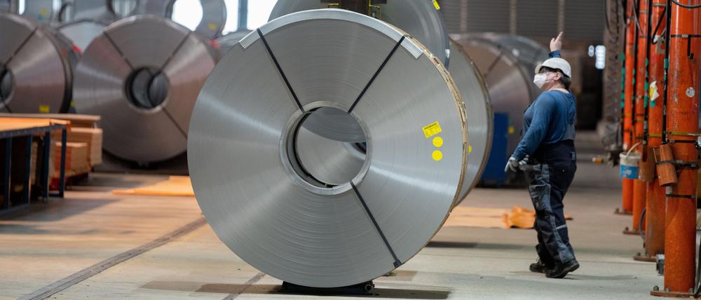 Verzinkte und aufgewickelte Metallbänder, sogenannte Coils, werden beim Stahlkonzern ArcelorMittal in Eisenhüttenstadt transportiert und gelagert.