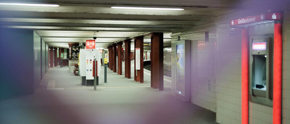 Menschenleer ist der Bahnsteig der U-Bahnlinie U2 an der Station Alexanderplatz, die von einem Gitter am Zugang gesperrt ist. Grund ist der Auftakt eines 48-stündigen Warnstreiks der Gewerkschaft Verdi. (Archivbild)