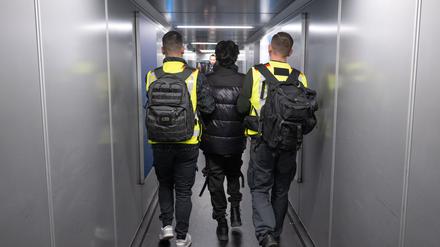 Jeder Einsatz ist schwierig. Beamte der Bundespolizei bringen einen Mann zu einem Abschiebeflug.
