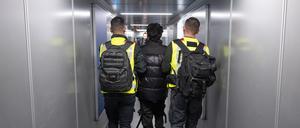 Beamte der Bundespolizei bringen einen Mann auf einen Abschiebeflug nach Pakistan. 