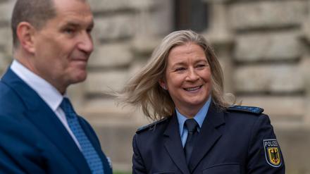 Gütliches Ende im Streit mit dem Eislauf-Weltverband: Claudia Pechstein (r.) und ihr Lebensgefährte Mathias Große