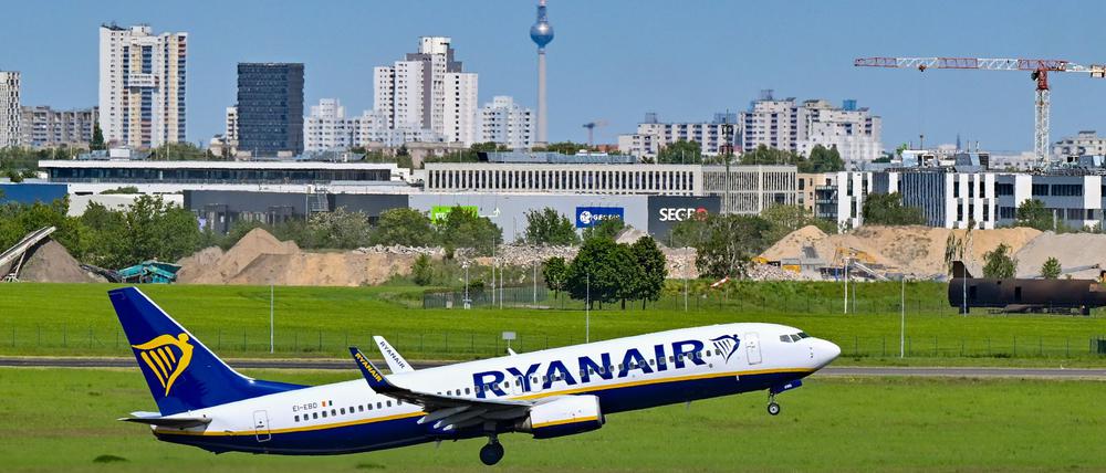 Ryanair beklagt sich immer wieder über die strikte Umsetzung des Nachtflugverbots am BER. (Archivbild)