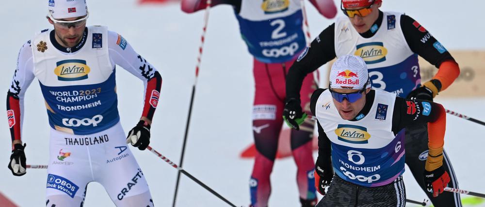 Der Norweger Jarl Magnus Riiber (l) ist sauer auf das deutsche Team um Vinzenz Geiger (vorne) und Julian Schmid (r).