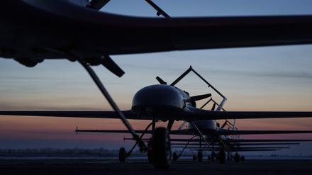 Langstreckendrohnen des Typs An-196 Ljutyj stehen vor dem Start in einer Reihe an einem ungenannten Ort in der Ukraine.