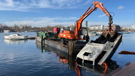 Wrack wird aus dem Rummelsburger See gezogen.
