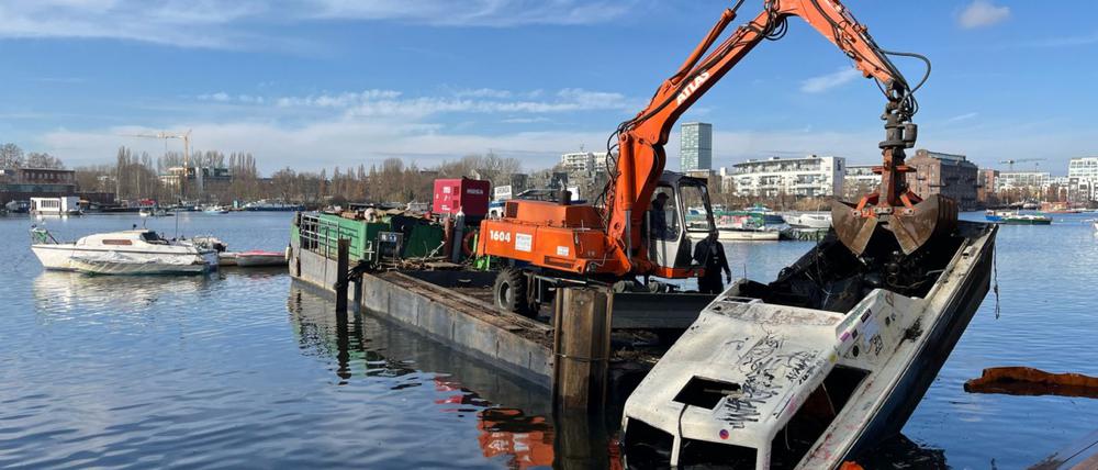Wrack wird aus dem Rummelsburger See gezogen.