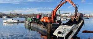 Wrack wird aus dem Rummelsburger See gezogen.