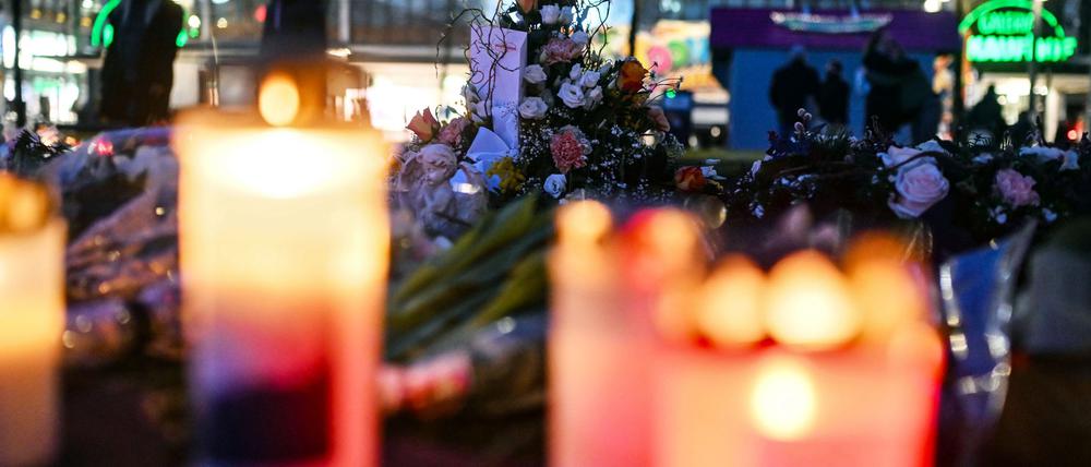 Mit Blumen und Kerzen wird nach der Todesfahrt der Opfer gedacht.