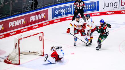 Augsburg bezwingt Düsseldorf und hofft wieder auf den Ligaerhalt in der Deutschne Eishockey Liga.