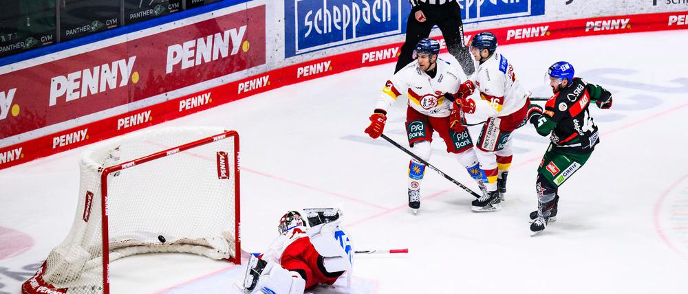 Augsburg bezwingt Düsseldorf und hofft wieder auf den Ligaerhalt in der Deutschne Eishockey Liga.