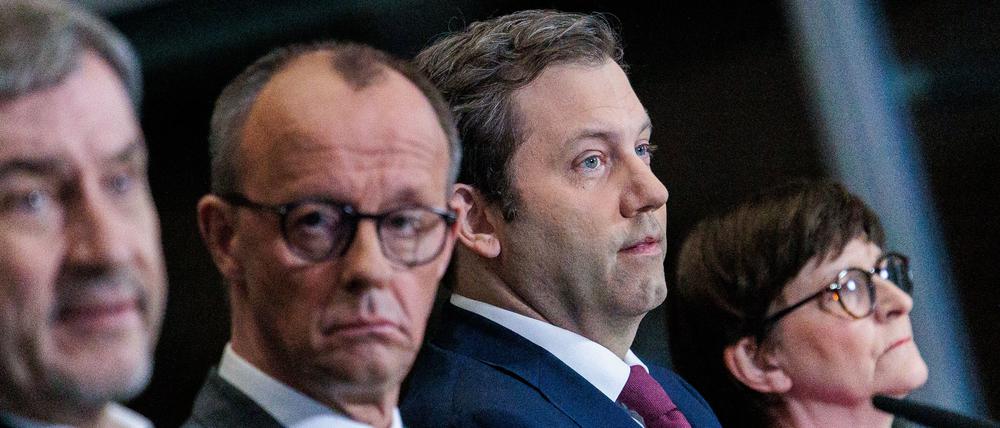 Markus Söder (l-r), Vorsitzender der CSU und Ministerpräsident von Bayern, Friedrich Merz, Kanzlerkandidat der Union, Fraktionsvorsitzender der Union und Bundesvorsitzender der CDU, Lars Klingbeil, Fraktionsvorsitzender der SPD und Bundesvorsitzender, und Saskia Esken, Parteivorsitzende der SPD, geben eine Pressekonferenz zu den Sondierungsgesprächen zwischen der Union und der SPD.