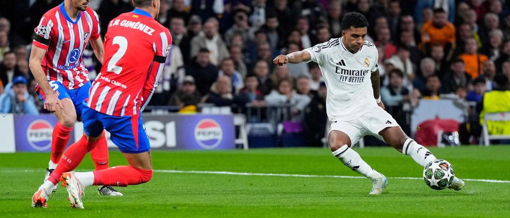 Rodrygo (r) von Real Madrid trifft zum 1:0.