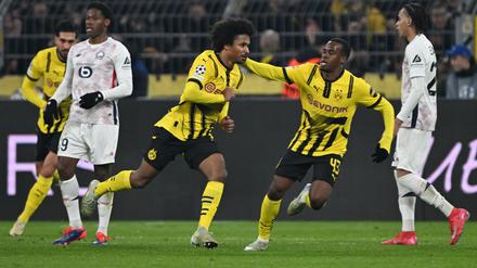 Karim Adeyemi trifft zur Führung von Borussia Dortmund.